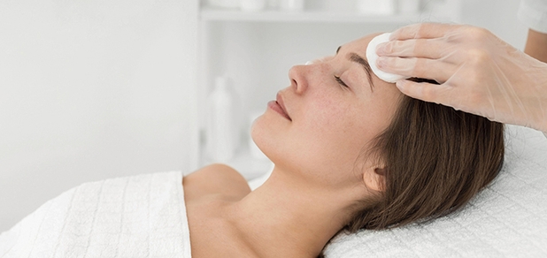 https://cdn1.pokupon.ua/uploaded/new_campaign_pictures/965814/data/main620x292/female-client-salon-face-care-routine-with-cleansing-disks.jpg?1788167429