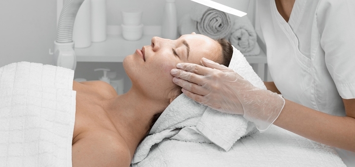 https://cdn1.pokupon.ua/uploaded/new_campaign_pictures/966739/data/main720x340/woman-beauty-salon-face-treatment.jpg?1790162112